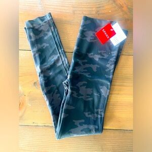 NWT SPANX Look at Me Now Seamless Leggings Black Grey Camo Shapewear Size Medium